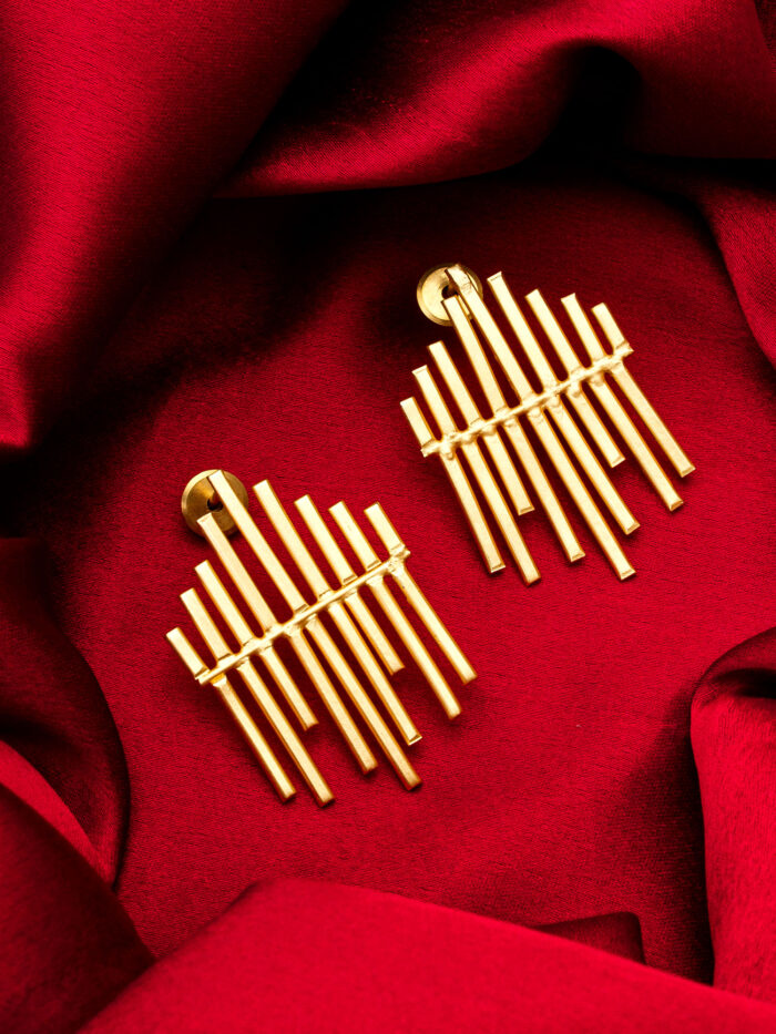 Luxurious statement earrings with a linear 'cascade' of gold elements.