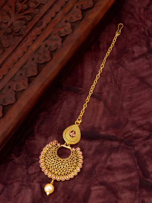 Delicate maang tikka with a soft blush color and a blooming floral design.
