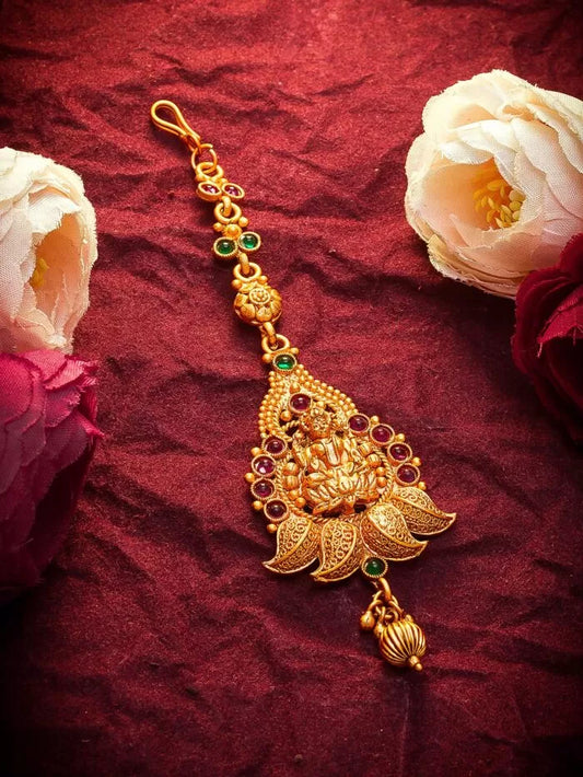 Timeless and graceful mang tikka with an elegant design.