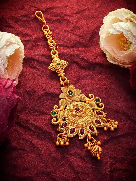 Beautiful gold mang tikka with a unique and radiant 'aura'.