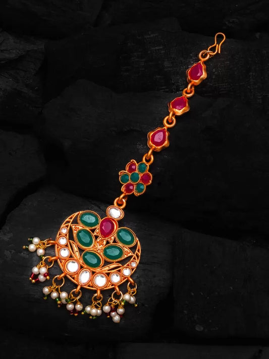 Regal mang tikka with an 'emerald glow' and radiant design.
