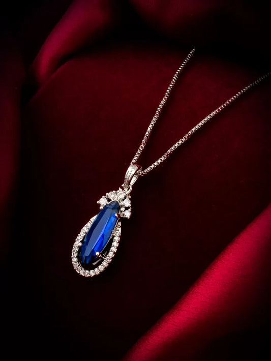 Mysterious and elegant pendant with a royal feel, reminiscent of midnight.