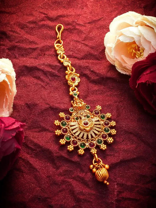 Regal mang tikka (forehead ornament) with a radiant and royal design.